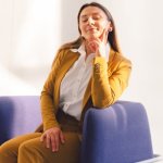 Twoje miejsce przy stole: 7 nawyków, które podnoszą pewność siebie w pracy
