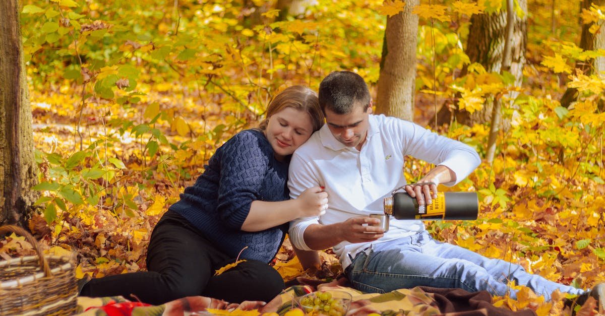 Jesienna magia we dwoje: inspiracje na ciepłe, romantyczne wieczory