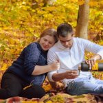 Jesienna magia we dwoje: inspiracje na ciepłe, romantyczne wieczory