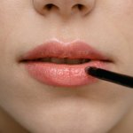 Pełniejsze usta bez igieł: 9 makijażowych trików na optyczną objętość