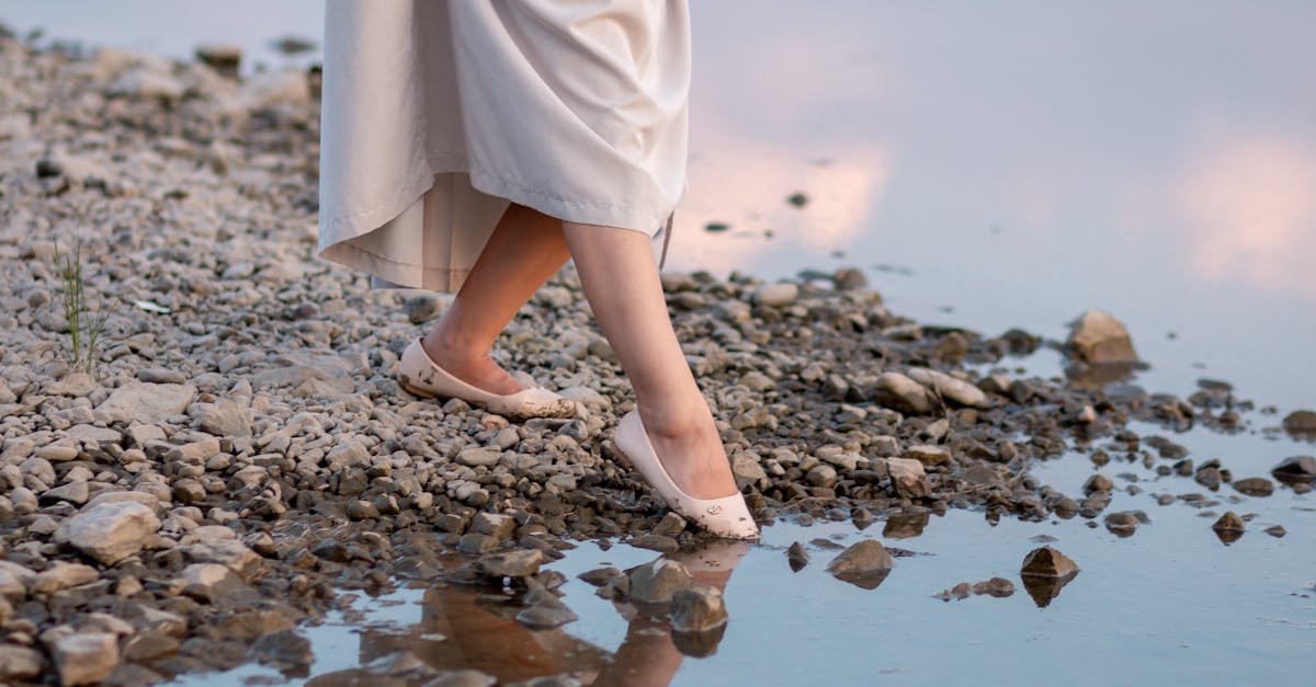 Długa sukienka, idealne buty: 9 stylowych duetów na każdą okazję