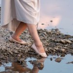 Długa sukienka, idealne buty: 9 stylowych duetów na każdą okazję