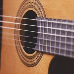 Pierwsze struny: którą gitarę wybrać na początek — klasyczną czy akustyczną?